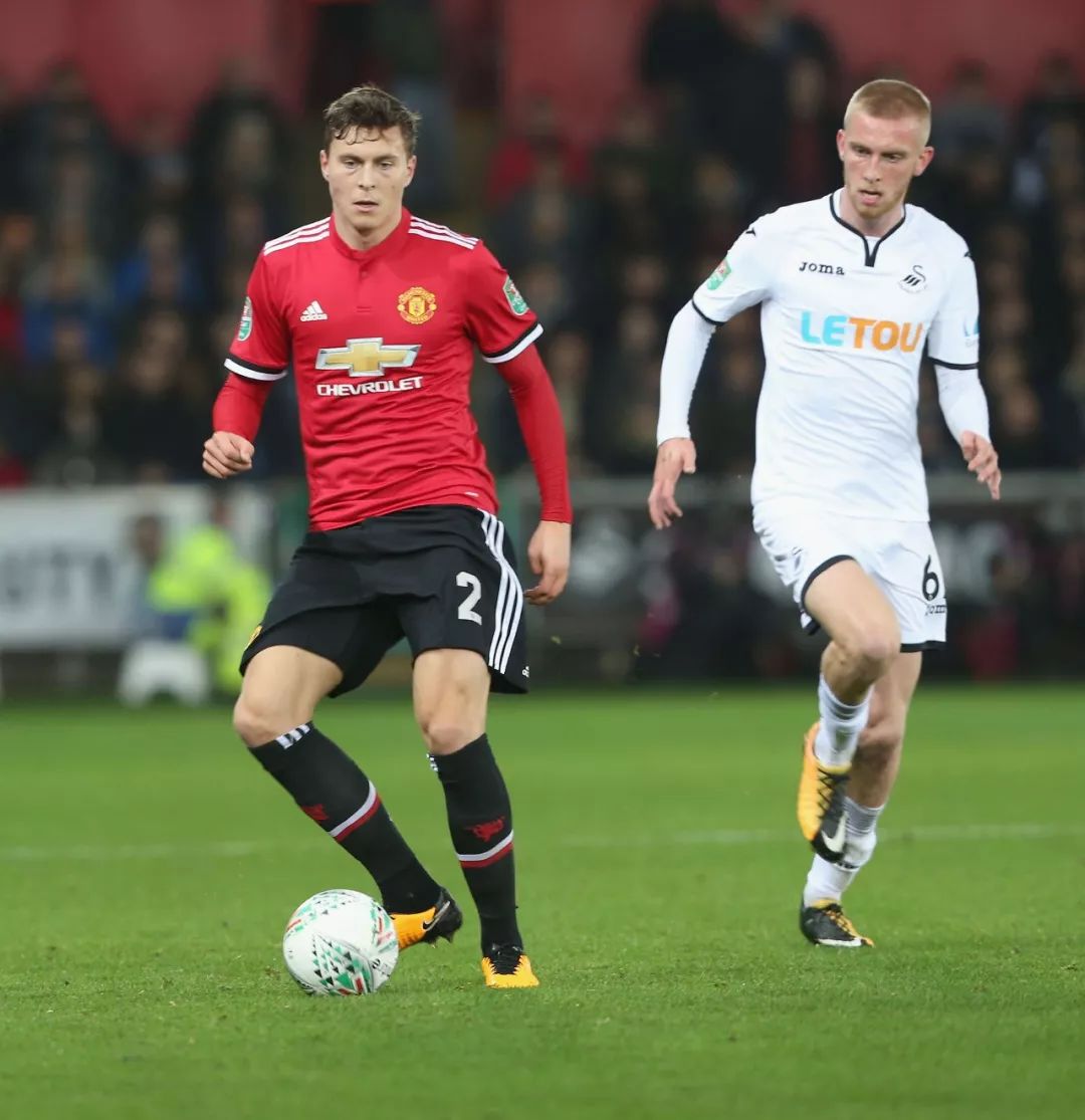 这是踢球？全运会惊现暴力犯规致受伤球员腓骨骨折.